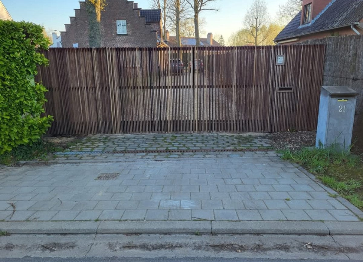 Schuifpoort 7,5 m metaal met padoukhout