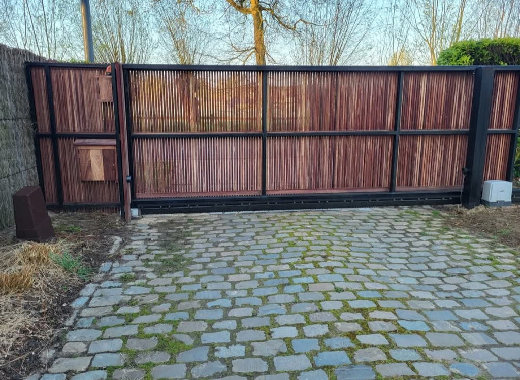 Schuifpoort 7,5 m metaal met padoukhout
