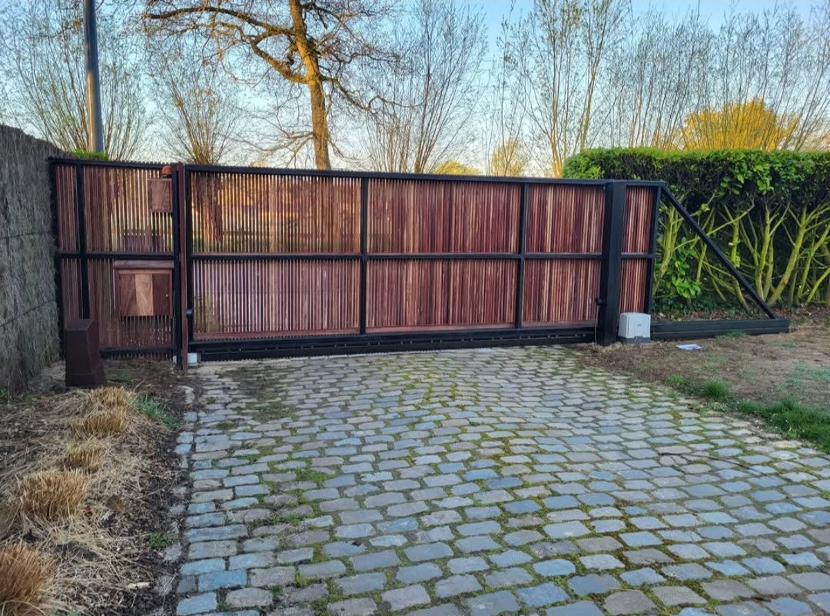 Schuifpoort 7,5 m metaal met padoukhout