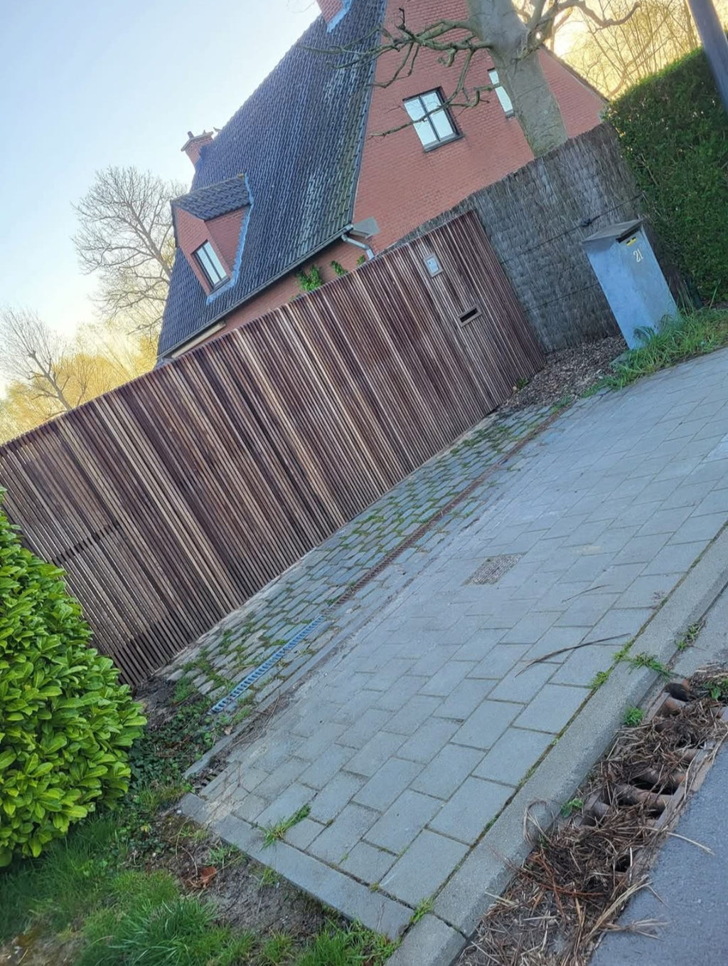 Schuifpoort 7,5 m metaal met padoukhout