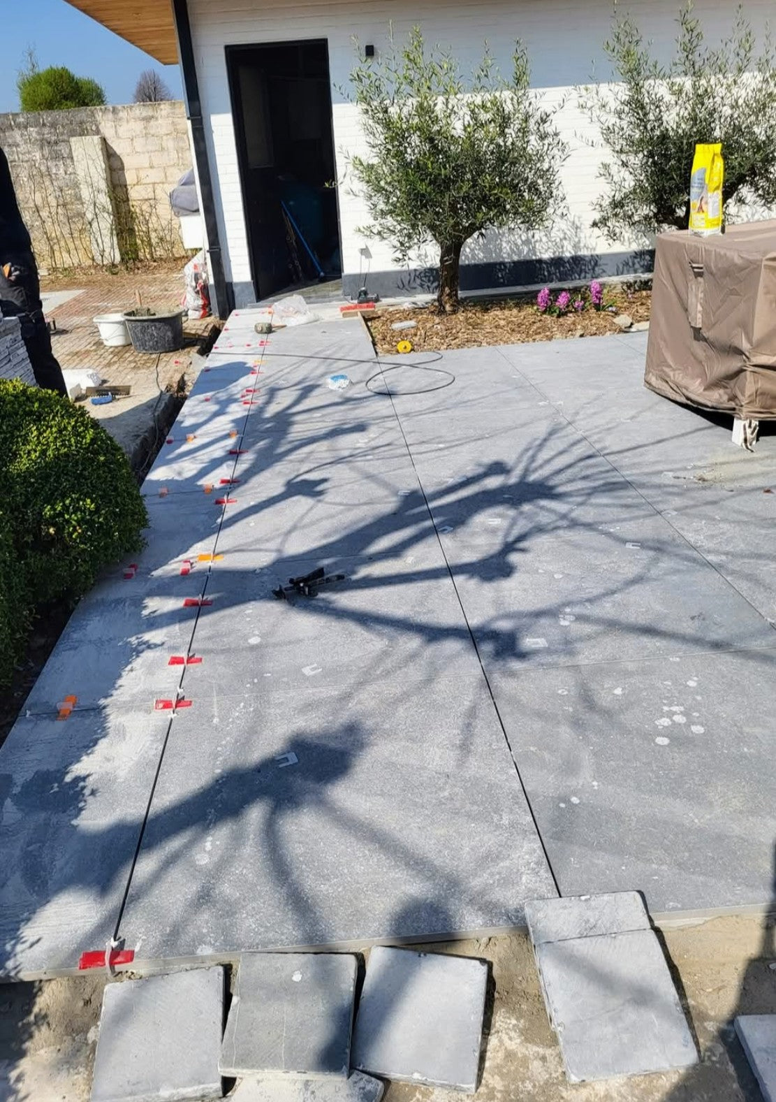 Terras in grote tegels