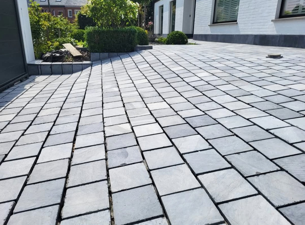 Oprit in Belgische blauwsteen met terras