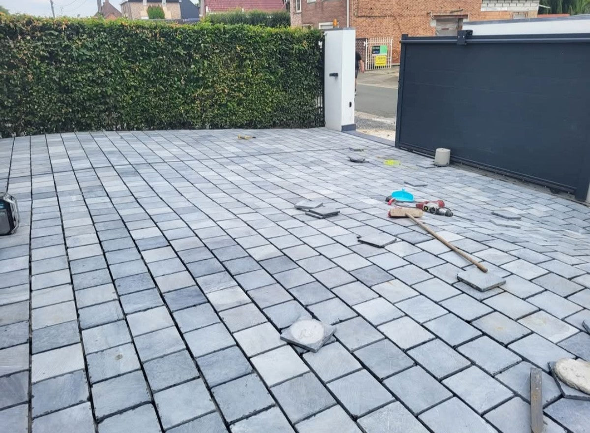 Oprit in Belgische blauwsteen met terras