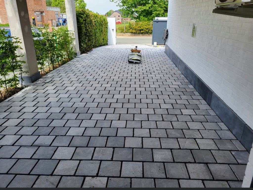 Oprit in Belgische blauwsteen met terras