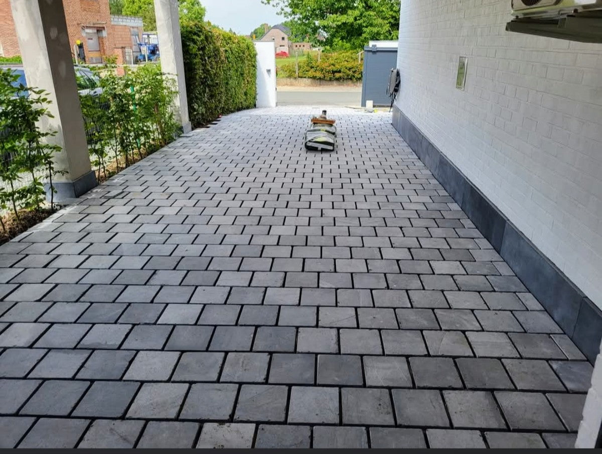 Oprit in Belgische blauwsteen met terras