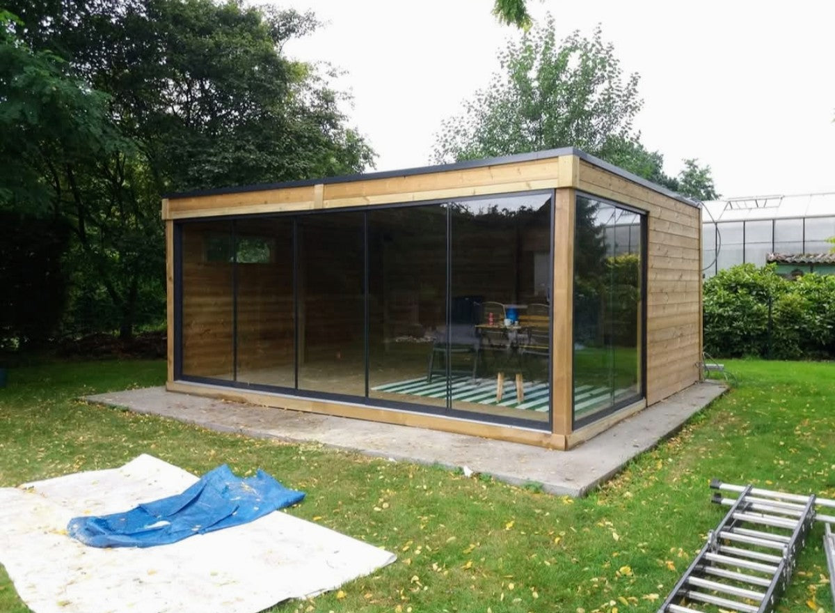 Tuinhuis met schuiframen